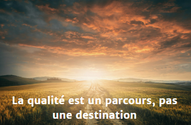 un chemin de terre avec un soleil qui se couche et la citation "la qualité est un parcours, pas une destination"